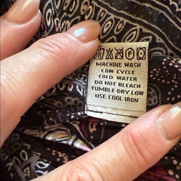 Signature by Larry Levine Woman Black and Red Beaded Paisley Blouse - Picture 7 of 12